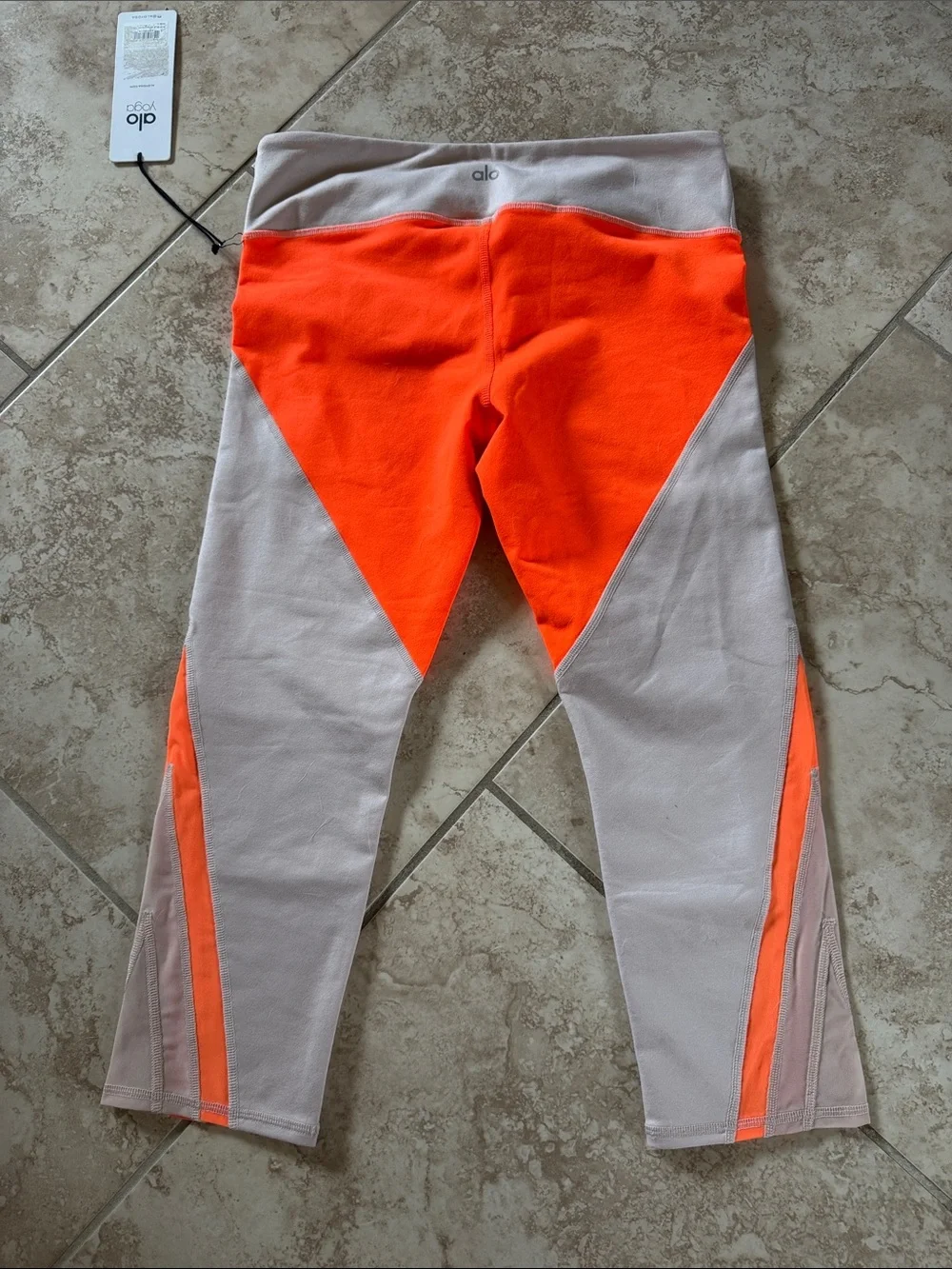NWT Alo yoga range capri size large